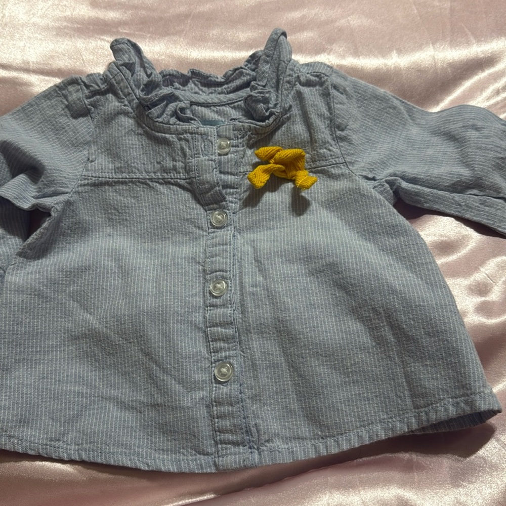 Baby blue jean button down shirt with gold bow on the front
O-3 month BabyGap
